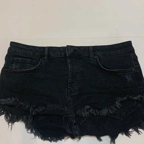 Forever 21 distressed jean shorts - Picture 2 of 6